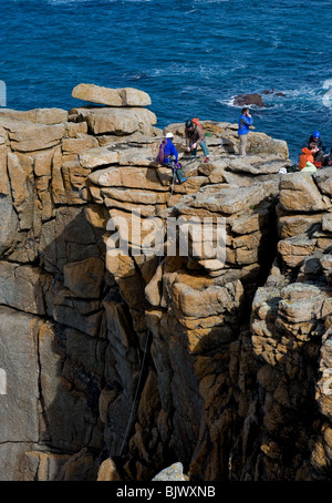 Les grimpeurs sur les rochers à Falaise à Mayon Sennen à Cornwall. Banque D'Images