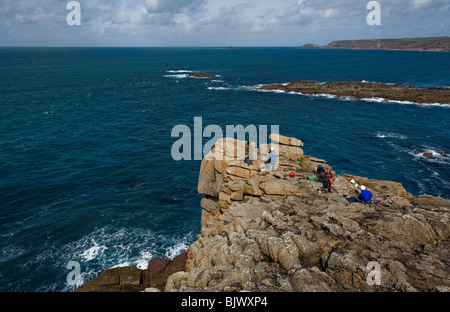 Les alpinistes Mayon Falaise à Sennen à Cornwall. Banque D'Images