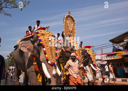 L'Inde, le Kerala, Thrissur, procession de trois éléphants temple caparisoned sur route pour KoorkancherryThaipooya festival Mahotsavam Banque D'Images