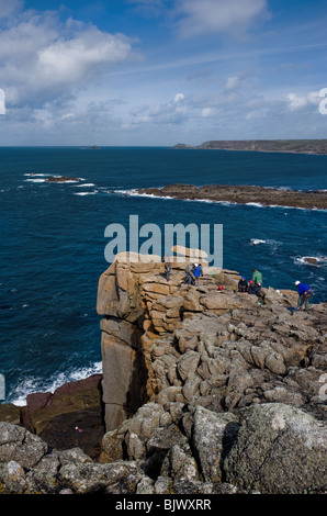 Les alpinistes Mayon Falaise à Sennen à Cornwall. Banque D'Images