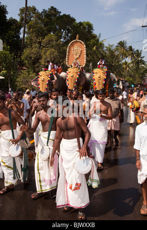 L'Inde, le Kerala, Thrissur, procession de trois éléphants temple caparisoned sur route pour KoorkancherryThaipooya festival Mahotsavam Banque D'Images