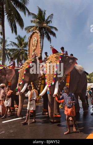 L'Inde, le Kerala, Thrissur, procession de trois éléphants temple caparisoned sur route pour KoorkancherryThaipooya festival Mahotsavam Banque D'Images