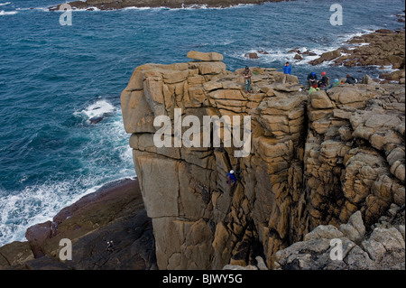 Les grimpeurs sur les rochers à Falaise à Mayon Sennen à Cornwall. Banque D'Images