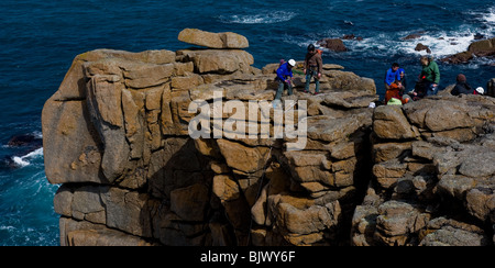 Les grimpeurs sur les rochers à Falaise à Mayon Sennen à Cornwall. Banque D'Images