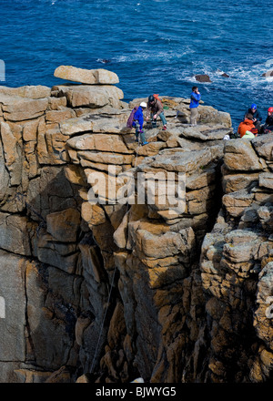 Les grimpeurs sur les rochers à Falaise à Mayon Sennen à Cornwall. Banque D'Images