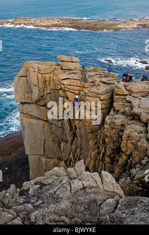 Les grimpeurs sur les rochers à Falaise à Mayon Sennen à Cornwall. Banque D'Images