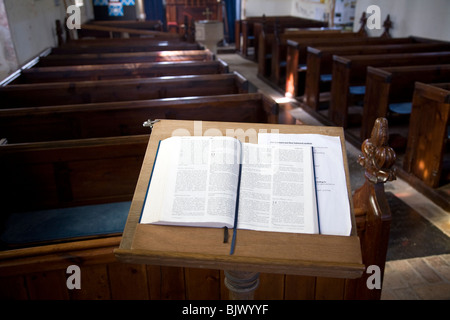 Bible ouverte livre sur le lutrin dans l'église vide petit Tous les Saints et l'église St Margaret's, Chattisham, Suffolk Banque D'Images