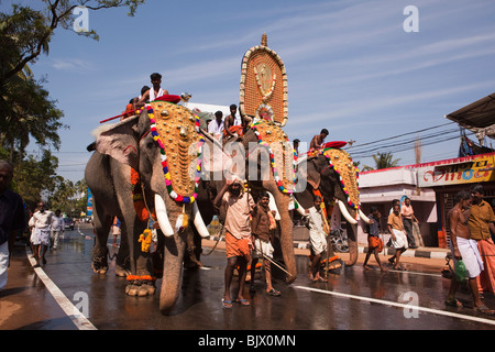 L'Inde, le Kerala, Thrissur, trois éléphants temple caparisoned sur route pour KoorkancherryThaipooya festival Mahotsavam Banque D'Images