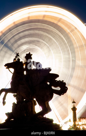 Paris, France, détail, éclairage de Noël sur rue, place de la Concorde, Sculpture publique, Scenic 'Mercure sur un cheval ailé' Lumières floues Banque D'Images