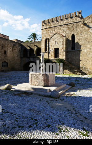 Sur le square Argyrokastro chrétienne médiévale une fontaine en marbre, le île de Rhodes, Dodécanèse, Grèce Banque D'Images