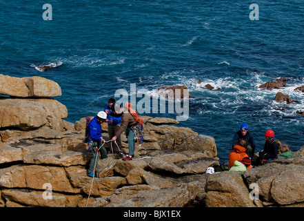 Les grimpeurs sur les rochers à Falaise à Mayon Sennen à Cornwall. Banque D'Images