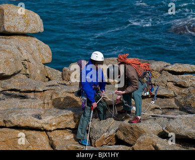 Les grimpeurs sur les rochers à Falaise Mayon Banque D'Images