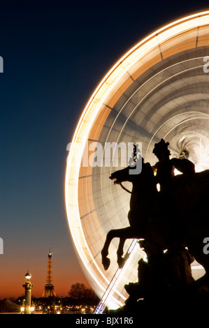 Paris, France, l'éclairage de Noël dans la rue, place de la COncorde', 'Mercury Sculpture publique, sur un cheval ailé' Banque D'Images