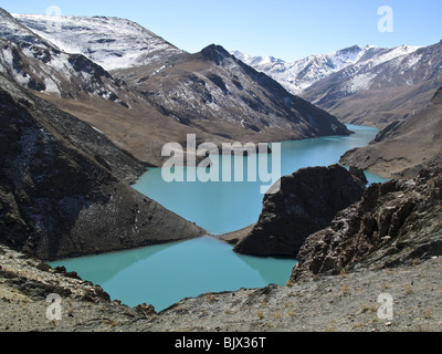 Sacré du Tibet Le Lac Yamdrok Tso. Yamzho Yumco appelé en tibétain. Banque D'Images