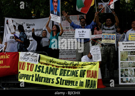 Les Iraniens protester contre l'inauguration de Rafsandjani en dehors de l'ambassade d'Iran à Londres Banque D'Images