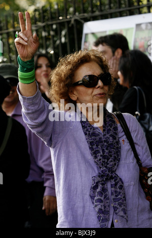 Les Iraniens protester contre l'inauguration de Rafsandjani en dehors de l'ambassade d'Iran à Londres Banque D'Images