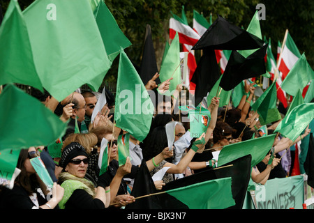 Les Iraniens protester contre l'investiture d'Ahmadinejad à l'extérieur de l'ambassade d'Iran à Londres Banque D'Images