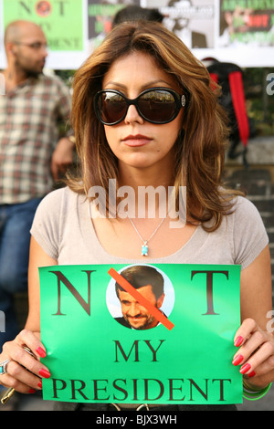 Les Iraniens protester contre l'investiture d'Ahmadinejad à l'extérieur de l'ambassade d'Iran à Londres Banque D'Images