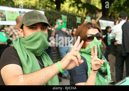 Les Iraniens protester contre l'investiture d'Ahmadinejad à l'extérieur de l'ambassade d'Iran à Londres Banque D'Images