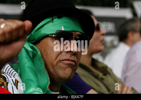 Les Iraniens protester contre l'inauguration de Rafsandjani en dehors de l'ambassade d'Iran à Londres Banque D'Images