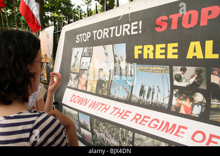 Les Iraniens protester contre l'inauguration de Rafsandjani en dehors de l'ambassade d'Iran à Londres Banque D'Images