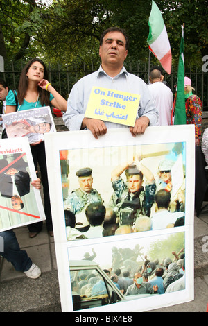 Les Iraniens protester contre l'investiture d'Ahmadinejad à l'extérieur de l'ambassade d'Iran à Londres Banque D'Images