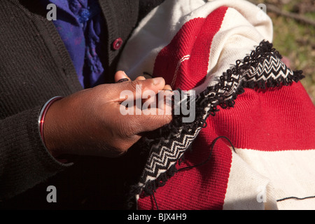 L'Inde, le Tamil Nadu, Nilgiri, Udhagamandalam (Ooty), de la main de femme tribal Toda la broderie main en tissu traditionnel Banque D'Images