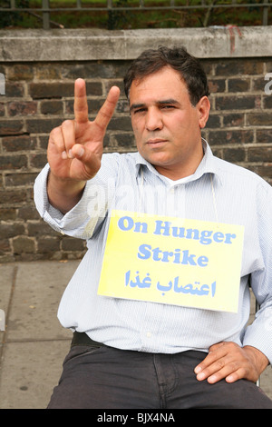 Les Iraniens protester contre l'inauguration de Rafsandjani en dehors de l'ambassade d'Iran à Londres Banque D'Images