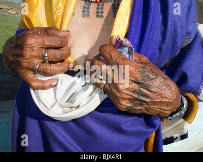 L'Inde, le Tamil Nadu, Udhagamandalam (Ooty), mains tatouées et la poitrine de Toda femme tribal Banque D'Images