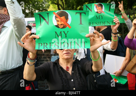 Les Iraniens protester contre l'investiture d'Ahmadinejad à l'extérieur de l'ambassade d'Iran à Londres Banque D'Images