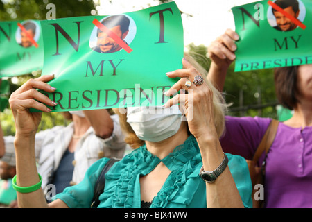 Les Iraniens protester contre l'investiture d'Ahmadinejad à l'extérieur de l'ambassade d'Iran à Londres Banque D'Images