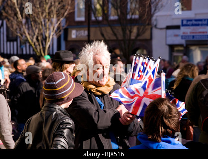 Un homme vend des drapeaux Union Jack à l'extérieur de la cathédrale de Derby au cours d'une visite d'état de la Reine pour le Jeudi Saint à Pâques Banque D'Images