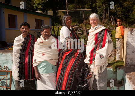 L'Inde, le Tamil Nadu, Nilgiri, Udhagamandalam (Ooty), Toda tribal family avec western tourist dans la main vêtements brodés Banque D'Images