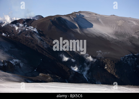 La vapeur et gaz empoisonné de l'éruption volcanique à Fimmvorduhals, Eyjafjallajokull en Islande, - Banque D'Images