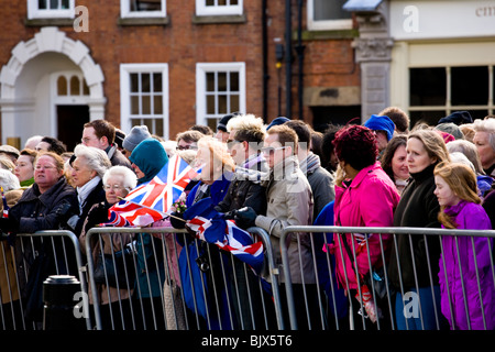 Des foules enthousiastes des spectateurs attendre de voir la reine assister aux célébrations de Pâques Jeudi Saint à l'extérieur de la cathédrale de Derby. Banque D'Images