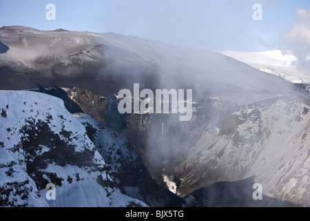 La vapeur et gaz empoisonné de l'éruption volcanique à Fimmvorduhals, Eyjafjallajokull, en Banque D'Images