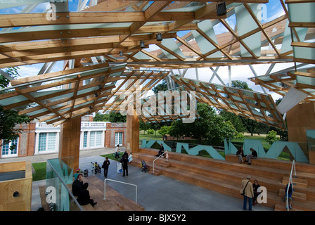 Le pavillon conçu par l'architecte américain Frank Gehry pour la Serpentine Gallery, Londres, Angleterre, 2008 Banque D'Images