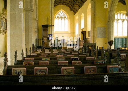 L'intérieur de l'intérieur de l'église All Saints Hitcham Suffolk en regardant vers le grand choeur et l'Autel Banque D'Images