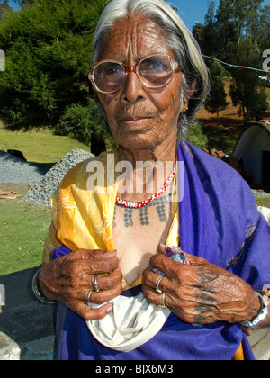 L'Inde, le Tamil Nadu, Udhagamandalam (Ooty), Toda femme tribal tatoué afficher les mains et poitrine Banque D'Images