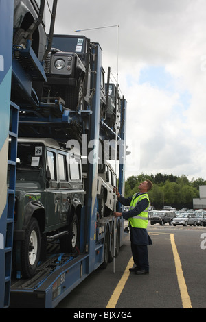 Vérification de la hauteur du pilote d'un camion transporteur de voiture Banque D'Images