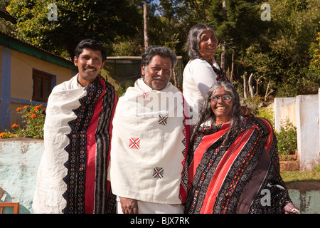 L'Inde, le Tamil Nadu, Udhagamandalam (Ooty), traditionallydressed Toda tribal family en vêtements brodés main Banque D'Images