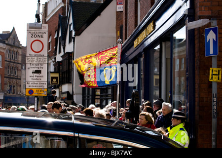 Sa Majesté la Reine Bentley State Limousine depuis les disques durs et de la foule de la cathédrale de Derby après la cérémonie du Jeudi Saint. Banque D'Images