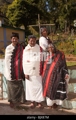 L'Inde, le Tamil Nadu, Udhagamandalam (Ooty), traditionallydressed Toda tribal family en vêtements brodés main Banque D'Images