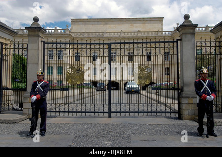 Gardiens dans le palais présidentiel, Bogota, Colombie. Banque D'Images