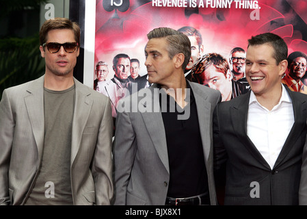 BRAD PITT ET GEORGE CLONNEY MATT DAMON OCÉANS 13 empreintes de mains et de cérémonie le Grauman's Chinese Theatre HOLLYWOOD LOS ANGELES U Banque D'Images