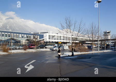 Innsbruck, Tyrol, Autriche, Europe. Terminal des arrivées de l'aéroport à proximité des montagnes dans les Alpes autrichiennes Banque D'Images