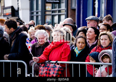 Des foules enthousiastes des spectateurs attendre de voir la reine assister aux célébrations de Pâques Jeudi Saint à l'extérieur de la cathédrale de Derby. Banque D'Images