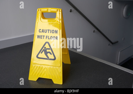 Attention plancher mouillé signe en haut d'un escalier dans un immeuble moderne Banque D'Images