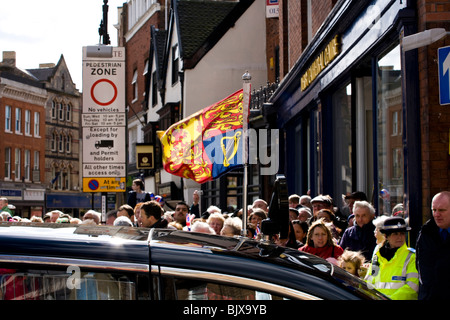 Sa Majesté la Reine Bentley State Limousine depuis les disques durs et de la foule de la cathédrale de Derby après la cérémonie du Jeudi Saint. Banque D'Images