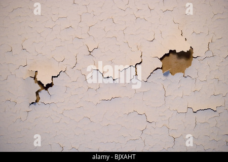 Fissures de la peinture sur un mur intérieur d'une maison. Banque D'Images